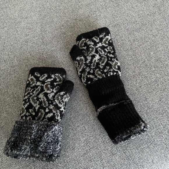 NWOT 🎉 Patterned Fingerless Mittens - Picture 2 of 5